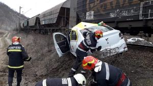 Taxi cu 2 clienţi, spulberat de un tren marfar la Orşova, după ce șoferul a forţat trecerea. Bilanțul victimelor