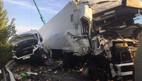 Un român a murit în timp ce își repara camionul, pe o autostradă din Spania! Un TIR l-a lovit în plin