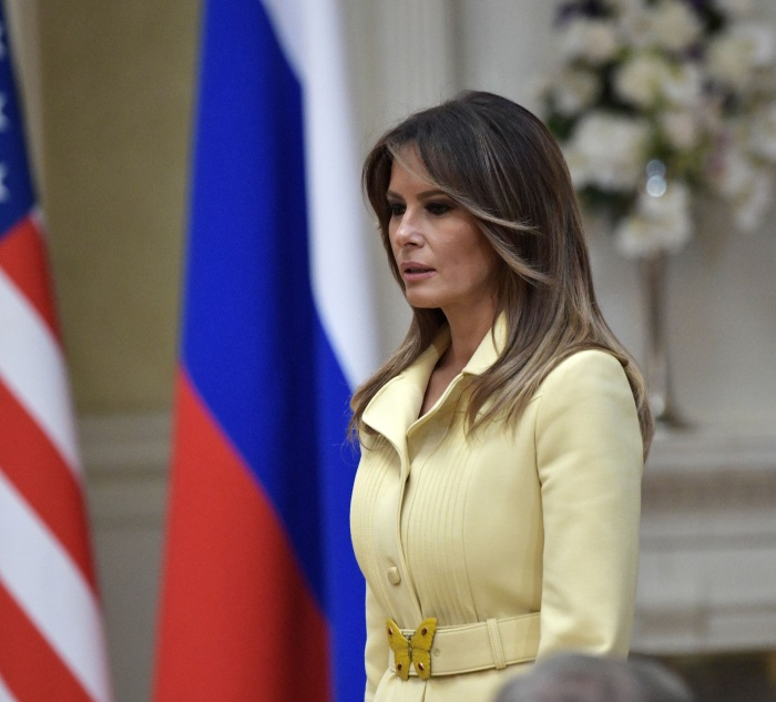 S-a aflat de ce pozează Melania Trump mereu cu gura deschisă!