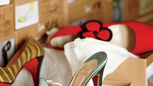 Fabuloasa viata a lui Christian Louboutin, creatorul de pantofi care face fericite mii de femei: La 16 ani a renuntat la scoala si a lucrat ca peisagist! Are in casa opt mii de perechi de pantofi!