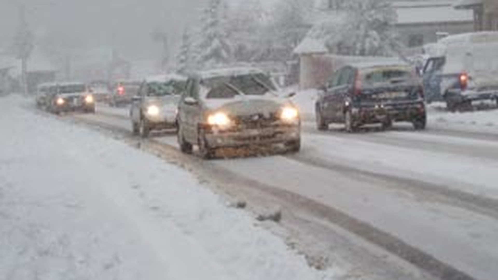 Trafic rutier blocat dupa ce patru masini s-au ciocnit pe DN7