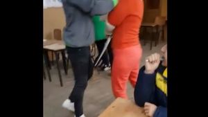Elevul care şi-a agresat profesoara, pus în libertate! Instanţa a decis scoaterea din arest preventiv a băiatului de 16 ani