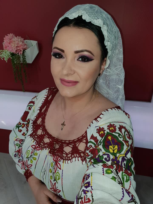 Silvana Rîciu, îmbrăcată în port popular