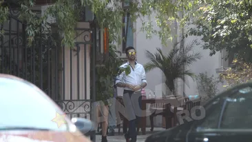 Un cantaret celebru, fotografiat de paparazzi intr-o ipostaza neasteptata! Si-a scos telefonul si…