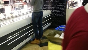 Aurelian Temisan nu pierde timpul la restaurant. Si-a luat mancare la pachet