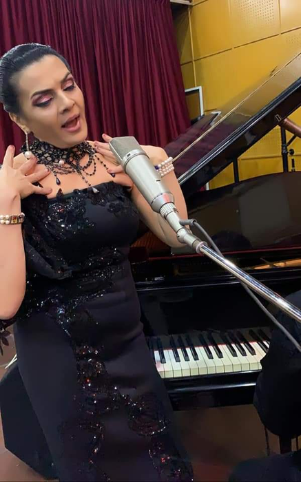 Cornelia Catanga pe scenă (sursă foto: arhivă personală Sonia Trifan)