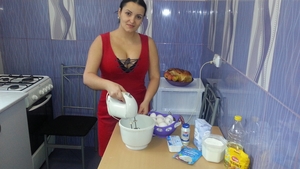 “Nicoleta Luciu a muzicii populare romanesti” nu iese din bucatarie inainte de Craciun! Vezi ce reteta secreta de tort are!