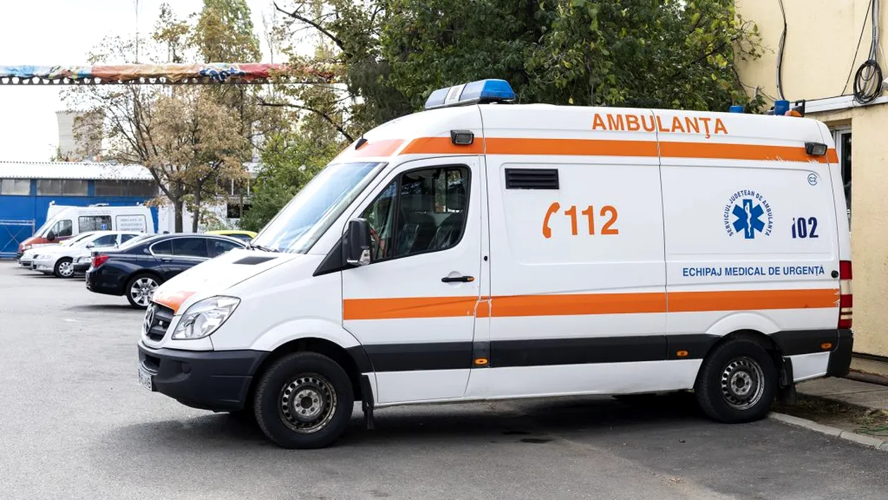 Dolj: Un bărbat care era transportat la Psihiatrie a furat o foarfecă și a sărit din Ambulanță