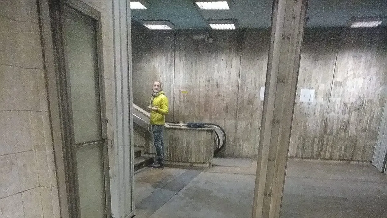 Scene uluitoare la metrou în București! Ce face în fiecare zi bărbatul din imagine