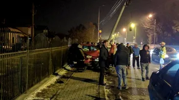 Accident spectaculos în Târgu Jiu! Un şofer s-a izbit puternic într-un stâlp de electricitate, iar acesta a cedat