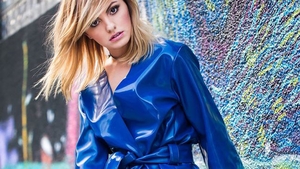 ALEXANDRA STAN nu mai arată aşa cum o ştiai! Artista a renunţat la părul blond şi e de nerecunoscut
