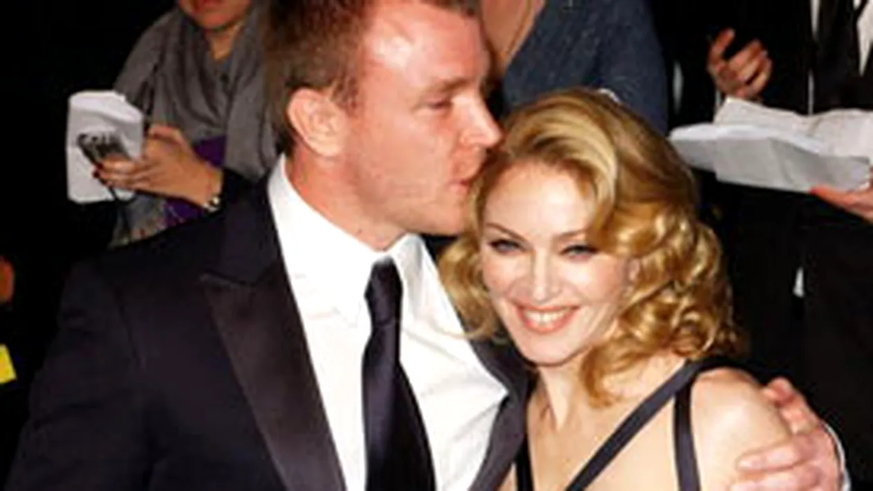 Guy Ritchie isi abandoneaza iubita de Sarbatori! Petrece Craciunul cu Madonna  si copiii