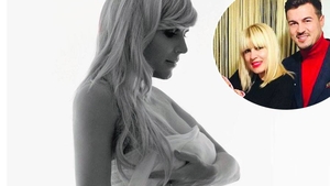 Elena Udrea și-a arătat burtica de gravidă! Pictorial sexy la 44 de ani