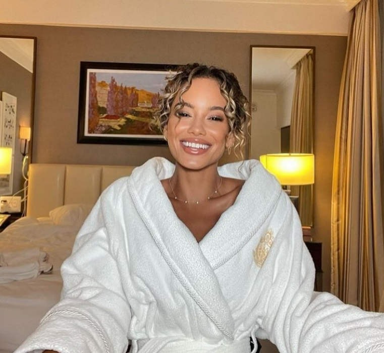 Ce „bunăciune”! Imagini incendiare cu iubita lui Karim Benzema, starul lui Real Madrid. A lucrat ca ospătăriță, iar acum este model în SUA | GALERIE FOTO