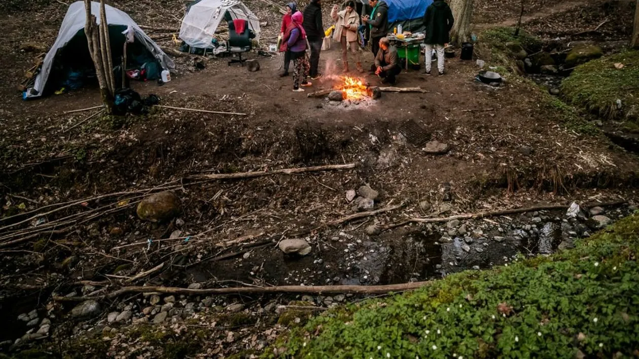 Imagini tulburătoare cu românii care își fac Paștele în Suedia, în corturi