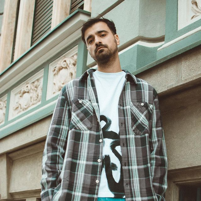 Liviu Teodorescu : "Mă îmbrac în cel mai jerpelit trening și..." Motivul pentru care artistul se vrea a fi  "Omul Invizibil"