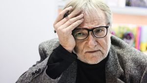 Doliu în lumea artistică! Unul dintre cei iubiți scriitori din lume a murit la 67 de ani