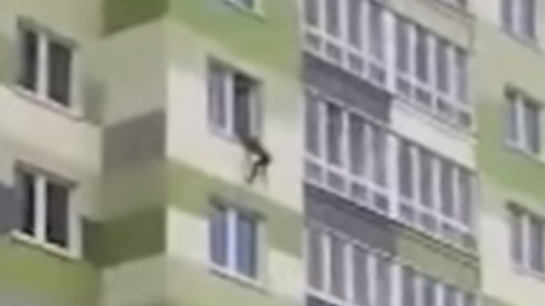 VIDEO! Imagini cu puternic impact emoțional! Un copil de 5 ani a căzut de la etajul 7