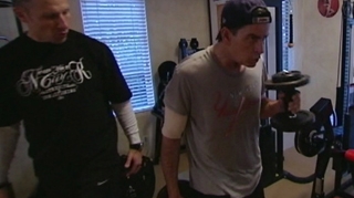 Charlie Sheen are un abdomen de invidiat