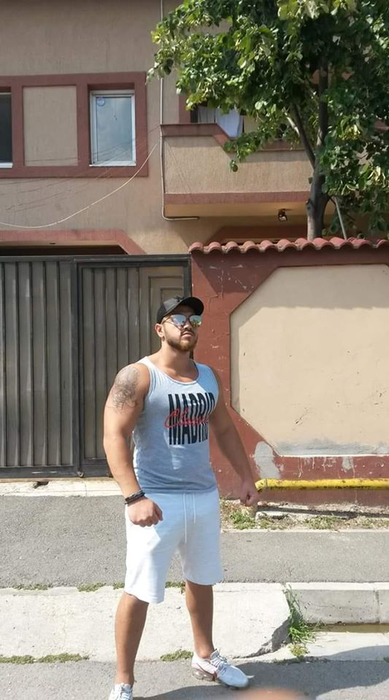 Mohamed, complicele lui Cezar Petcu, s-a predat la poliție! Este acuzat de tentativă de omor după ce l-a tăiat cu briceagul pe Bebino. FOTO + VIDEO