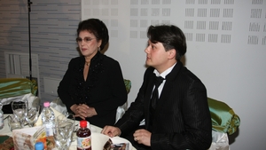 Si-a asortat poseta "brand"-uita la cocul purtat si in urma cu trei decenii. Irina Loghin arata la 73 de ani ca la 40!