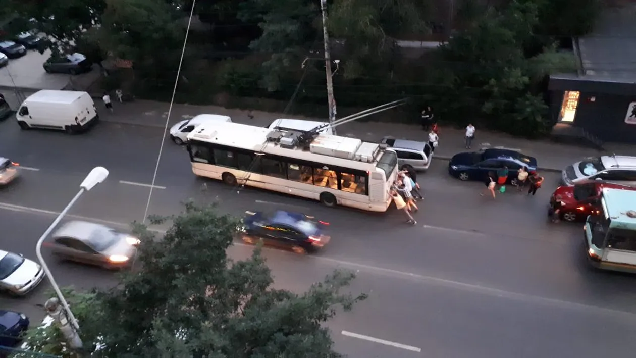 Fabulos! Ce au făcut călătorii după ce troleibuzul 69 s-a defectat în Drumul Taberei. Fotografie de senzație
