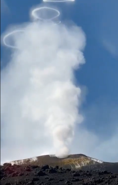 Cercuri de fum ies din Vulcanul Etna, din Italia / Foto: Captură Video