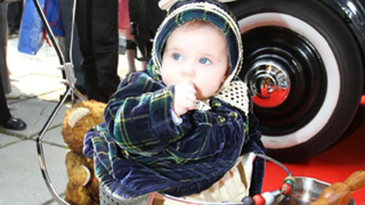 Fetita Iuliei Albu a primit de Craciun o papusa din 1934