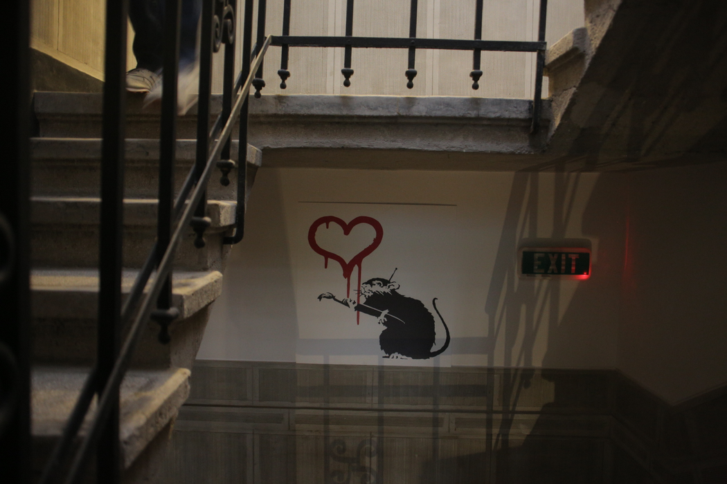 „The Art of Banksy”. Banksy, celebrul ”artist graffiti”, expoziție de senzație în Arcul de Triumf
