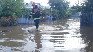O nouă comună din județul Galați a fost măturată de ape. Puhoaiele de apă s-au revărsat pe străzi