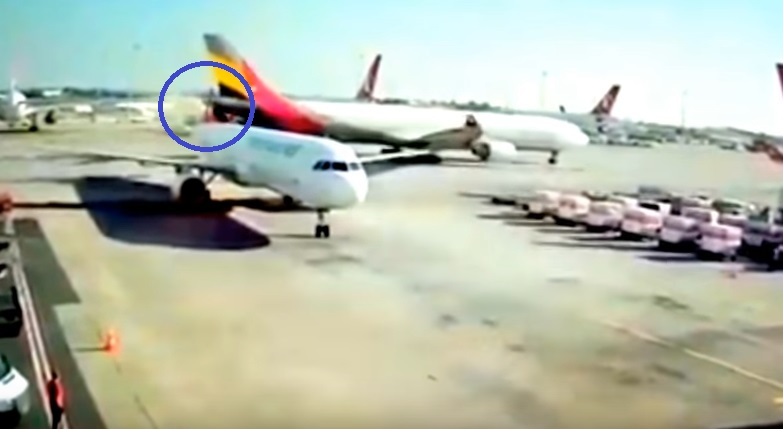 Două avioane pline cu pasageri s-au ciocnit pe Aeroportul Atatürk din Istanbul! Una dintre aeronave s-a rupt