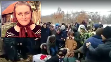 Imagini de la înmormântarea mamei din Timiș cu 18 copii! E cutremurător ce s-a întâmplat când au băgat-o pe Lidia în groapă. VIDEO