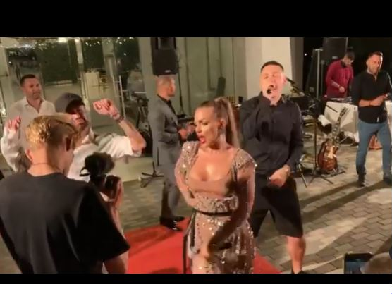 Oana Radu, o mireasă cum rar s-a mai văzut! Cum au arătat toate ţinutele artistei de la cununia civilă cu Cătălin Dobrescu. A avut decolteu larg şi…