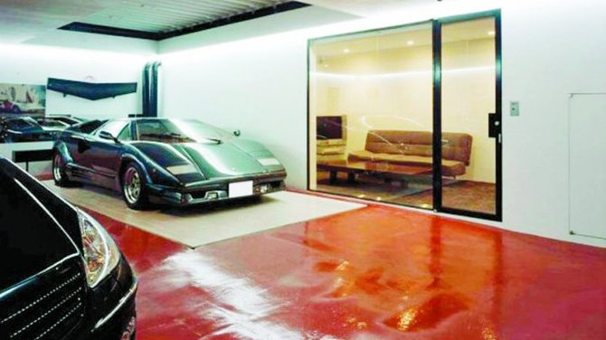 Isi parcheaza masinile in sufragerie