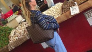 E cea mai sexy-gospodină! Am găsit-o la piaţă pe ”vecina” lui Răzvan & Dani