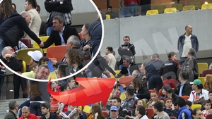 Atentie, vine Regele! Vezi cum a reusit Hagi sa faca o tribuna intreaga sa il priveasca desi nu era pe teren!