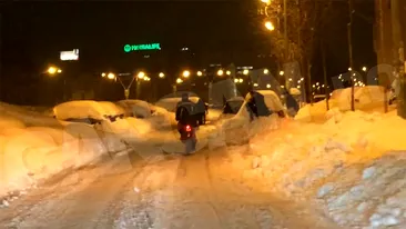 Gest de mare curaj al unui bărbat: a mers cu bicicleta pe zăpadă