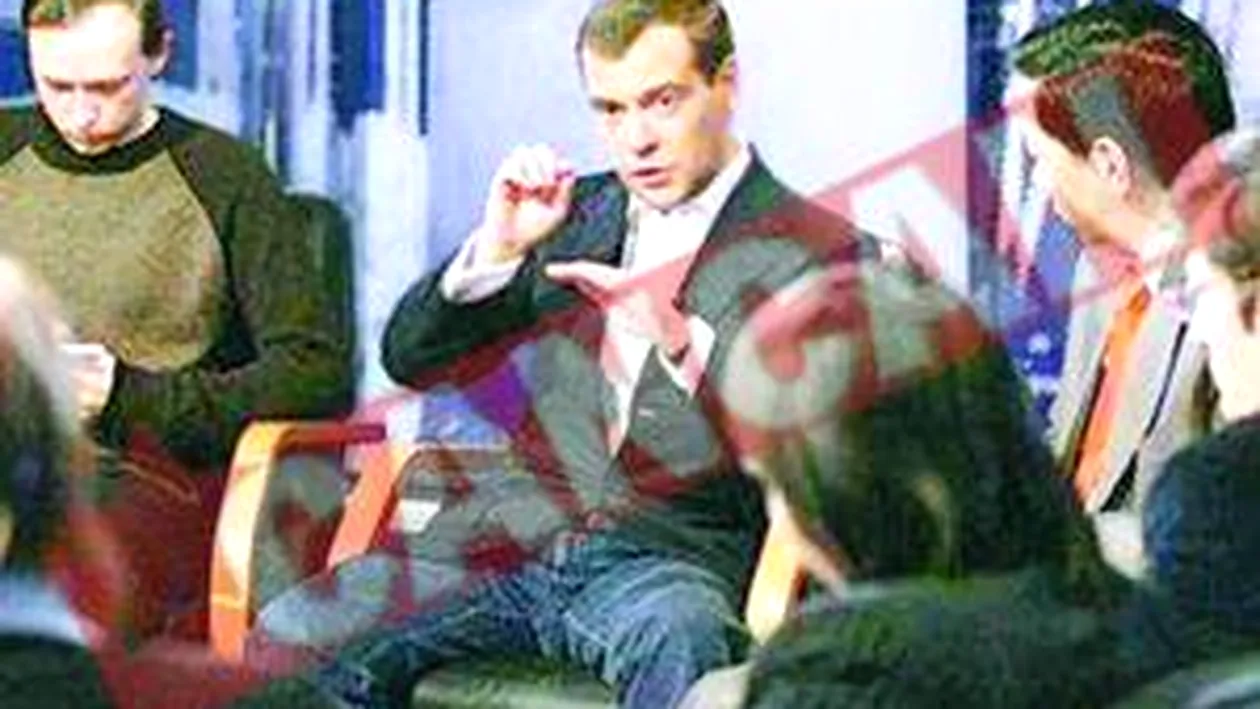 Ursul Medvedev se antreneaza sa muste