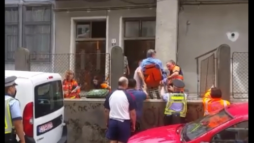 Caz incredibil la Cluj. Un bărbat a făcut infarct și fost scos peste gard de medici. Totul din cauza unui șofer fără bun simț
