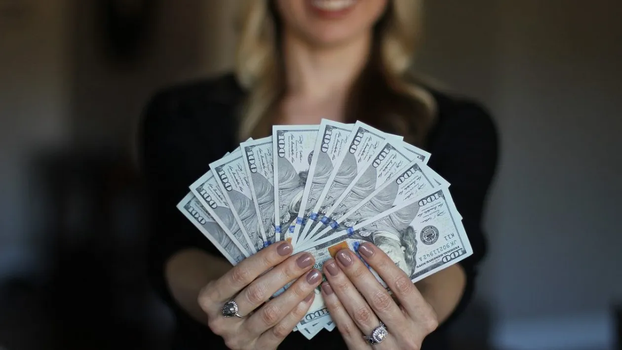 Câți bani câștigă o fată care face videochat?