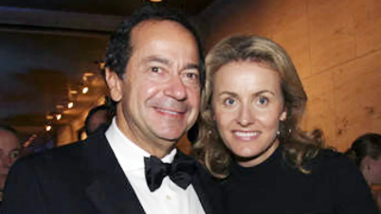 Si bogata, si stilata! Jenny, romanca stapana peste 11 miliarde de dolari, a facut furori la un bal de caritate!