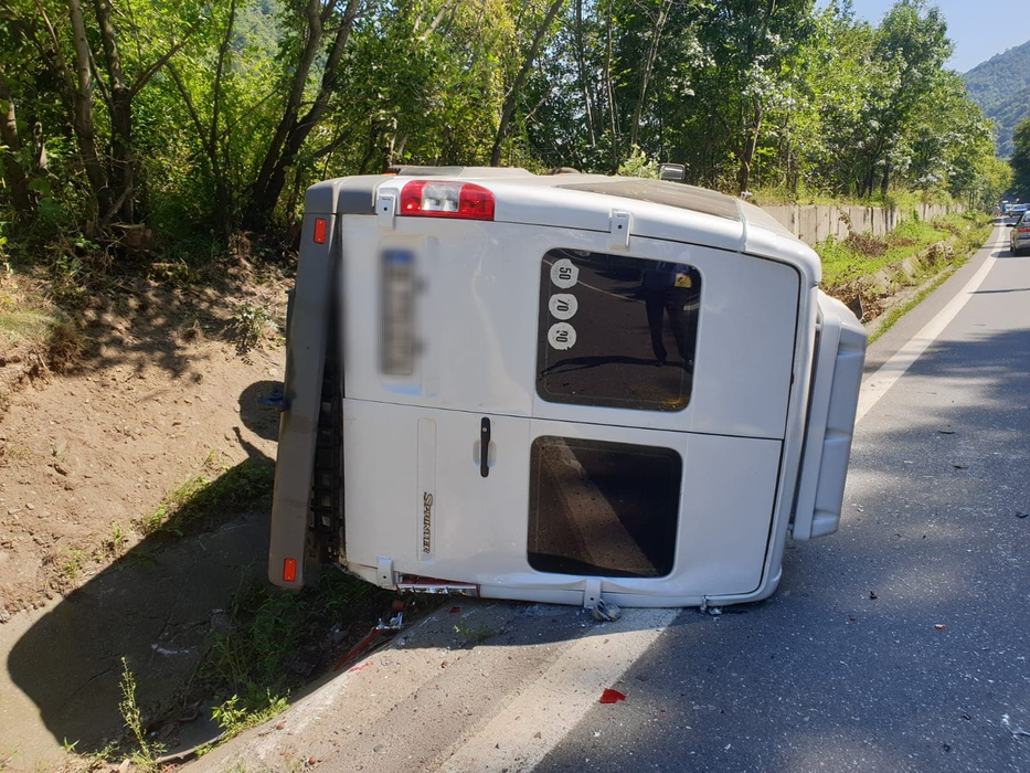 Accident grav pe Valea Oltului! 21 de persoane au primit îngrijiri medicale