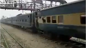 Ti se face pielea gaina! Un barbat s-a izbit de o pasarela si a cazut din tren