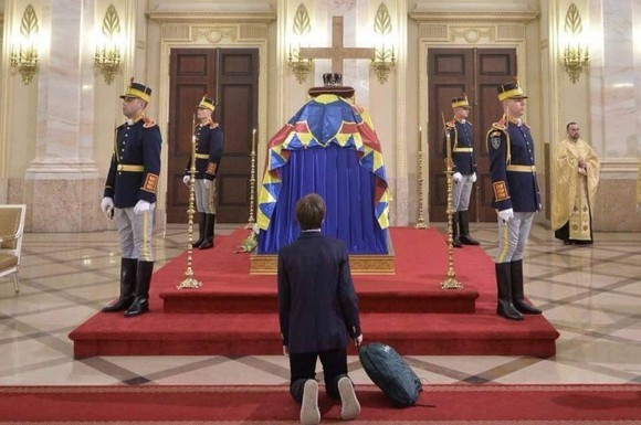 Sicriul cu trupul Regelui Mihai I, în Sala Tronului din Palatul Regal