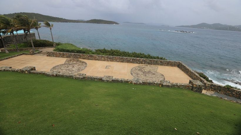 Noi imagini de pe insula izolată a lui Epstein: opere de artă, camere misterioase și obiecte incriminante