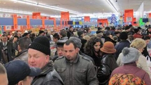 Panica in randul populatiei! Oamenii au luat cu asalt magazinele pentru a-si face provizii de teama ninsorilor!