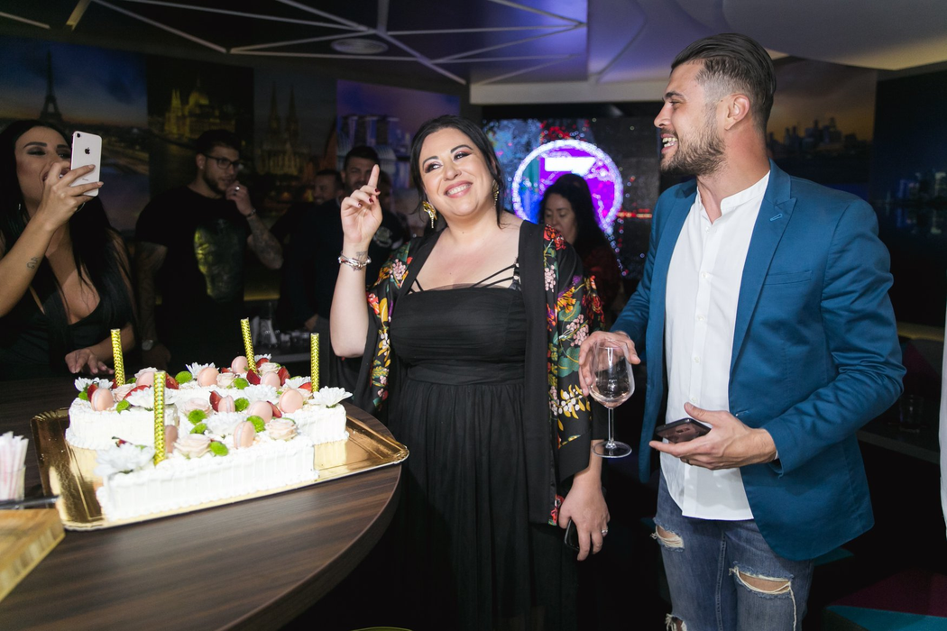Oana, fata cea mică a Mioarei Roman, alături de soțul ei. Sursa foto: Facebook