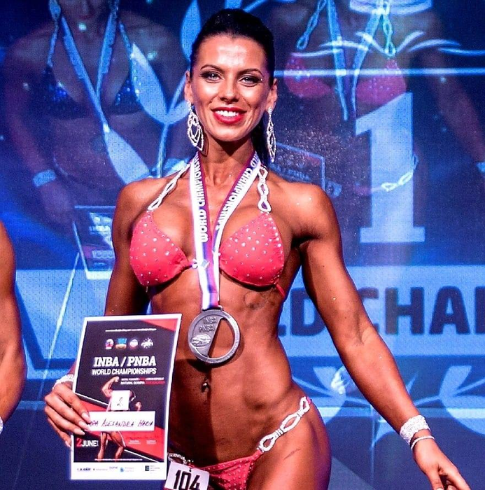 Maria Lara Alexandra Popa, campionă mondială la culturism a fost premiată azi, şi de primarul din Calafat