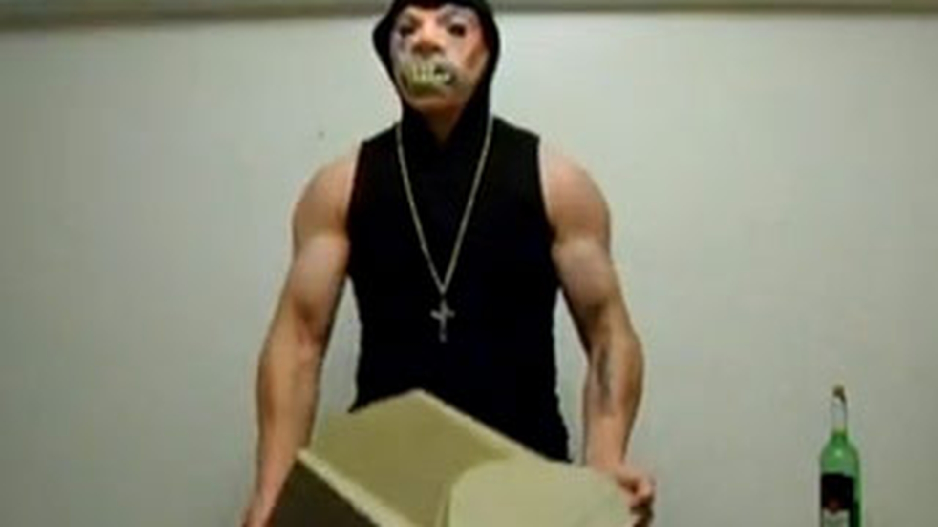 VIDEO Antrenamentul de dupa Revelion! Vezi cum un smecher isi lucreaza bicepsii cu bidonul de tuica si cu monitorul de la calculator! La final se premiaza cu vin direct din sticla!