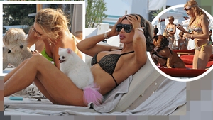 Top 25 vedete care și-au etalat costumele de baie, dar cățeii lor au făcut senzaţie! Delia, Bianca Drăgușanu sau Lora, eclipsate de patrupezi la malul mării
